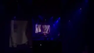 Redd Boşlukta Dans