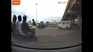 Must watch lol Nairoberry!Daring robbers rob a traffic police officer on Nairobi streets