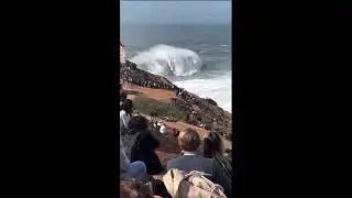 Nazar&eacute;, a place to witness the Power of Oceans!🌊 Who'd you like to share such a scenes with?