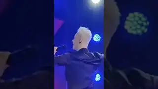 PEOPLE IN MOSCOW SING 