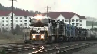 Kereta api panjang dengan 8 Lokomotif