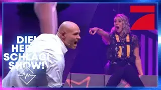 Ruth Moschner von der Mauer stoßen - Sturm der Medizinbälle! | Die! Herz! Schlag! Show! | ProSieben