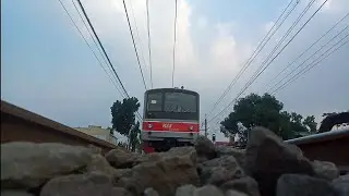 Kolong ride, JR 205 43 melintasi perlintasan sebidang atas jalan tol