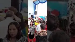 Pastor Daniel Strelle Cantando na noite de Un&ccedil;&atilde;o com &Oacute;leo na Igreja Ao Deus do Universo