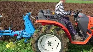 Kubota GB 200 ploughing with HUARD part.3