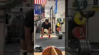 Man in crocs screams at Erik to pull the slack out before he deadlifts