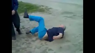 Жеский Замес Алкашей Драка Алкашей на Улице