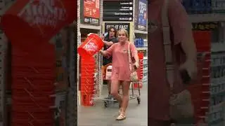 Розыгрыш с двумя ведрами на голове!