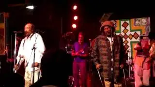 Israel Vibration & The Roots Radics -Backstabba(live)Tribute to the Reggae Legends 2017