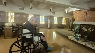 Роман показывает мне дом престарелых.