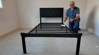 Двуспальная кровать с металлическим каркасом и изголовьем с пуговицами из искусственной кожи