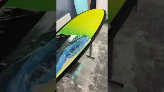 Planche de surf shortboard avec d&eacute;co Fluo #shortboard #surfboardshaping #surfboard #surfboards