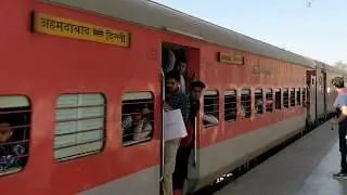 12916 Old Delhi-Ahmedabad Ashram Express at Gurgaon