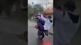 Bike se gir gaya😱 #funnyshorts  #hindicomedy  #yashedits #shorts  #shortsfeed  #funnymemes  #comedy