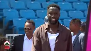 ОБН подарил Бакари Сане подарки.