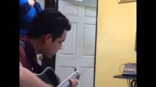 Ariel camacho grabando en el estudio