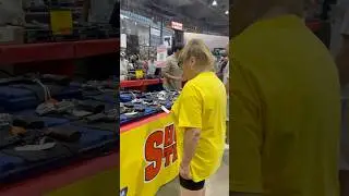 Прогуливаясь по выставке оружия в Форт-Майерсе, Флорида #guns #pewpew #military #shoot #trending