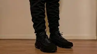 NIKE AIR MAX 95 ESSENTIAL TRIPLE BLACK ON FOOT