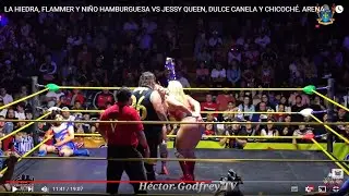 LA HIEDRA Y FLAMMER SE BESAN Y LUCHADORES Y PÚBLICO SE QUEDAN EMBOBADOS