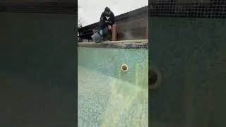 How to clean a swimming pool floor. #kolamrenang #clean #bersih #hcl #h2so4 #swimmingpool #viral