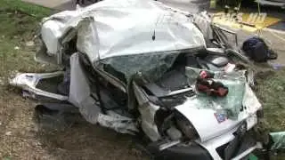 A44 - Beifahrer nach Unfall auf Autobahn eingeklemmt 01.04.2014