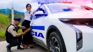 Над ней издевались из-за её происхождения... и в итоге она спасла сына полицейского.