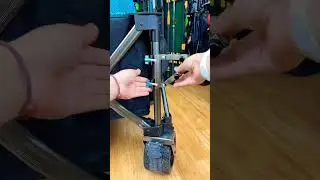 Тележку для рыбалки можно использовать как складную подставку для зонта.