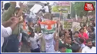 Congress Workers Stop A Train Near Tilak Bridge