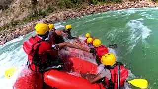 Deadly Rapids in Rishikesh #riverrafting #rishikeshadventure #rishikeshrafting #boataccident