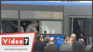 بالفيديو.. محلب ومحافظ القاهرة داخل أتوبيس النقل العام الجديد