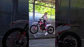 Дружно взяли, но не в руки. #мотодевушка #motovlogger #эндуро #skyfallzzz #endurobike #motorcycle