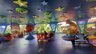 Alien Swirling Saucers - FULL Experience - Queue and Ride (Daytime)