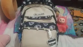 Asmr mostrando mi bolso del cole con mi voz normal 