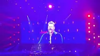 Blake Shelton singing Boys Round Here