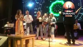 Farid ferragui en compagnie des jeunes filles fan chantent ces chansons une image de modestes 