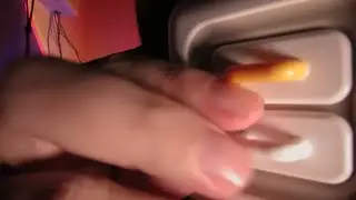 ASMR: Aten&ccedil;&atilde;o Pessoal Semica&oacute;tica (sussurros, massagem e cliques)