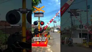 Palang kereta wantech menutup di perlintasan kereta api blitar