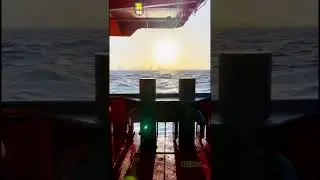 Потрясающий рассвет на море на фоне небоскрёбов #shorts
