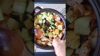 How to make doenjang jjigae (Korean fermented soybean stew).