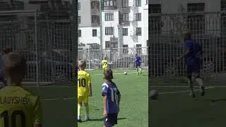 Смотрите: Упрямый. #u8 против u10 #футбол #дети #гол