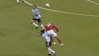 Beckham, elbows to Kily Gonz&aacute;lez, and bleeding, but no card
