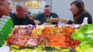 猴哥卤味大震撼！长桌摆满如“满汉全席”，猴哥邀友啃卤味聊人生，直接我香迷糊了！【胖猴仔】