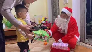&Ocirc;ng Gi&agrave; Noel Tặng Qu&agrave; C&aacute;c Bạn Nhỏ Nh&acirc;n Dịp Gi&aacute;ng Sinh | MC Ngọc Vũ
