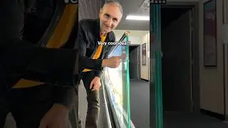 Это стекло превращается в экран!