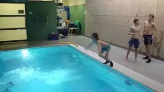 Paketsprung, Bauchklatscher, Rolle - Kinder zeigen ihre Spr&uuml;nge ins Wasser