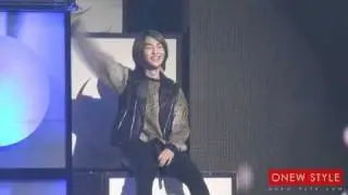 [CUTE/FANCAM] 101017 Onew waving to fans after winning mutizen