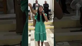 O jeito dessa jovem de cantar é surreal🙏🏻🔥Agindo em silêncio (Cover)