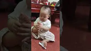 Em bé 11 tháng tự xử lý chân bẩn 