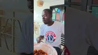 Elle m'apprend &agrave; cuisiner l'alloco en C&ocirc;te d'Ivoire 🇨🇮 #vlogvoyage #cotedivoire #🇨🇮