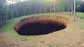 Un drone est descendu dans un trou et ce qu'il a capturé terrifie le monde entier